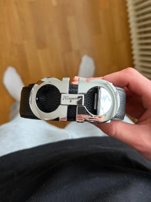 Svart Ferragamo bälte silver logga - Snyggt svart skärp från Ferragamo i äkta skinn med glansig silver logga. 110cm. Priset kan diskuteras!💯😎
