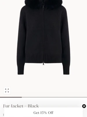 Alessa Svart pälsjacka  - Stilren svart pälsjacka med mjuk pälskrage och hel dragkedja framtill. Har använts fåtal gången, köpte den förra året men har inte används så mycket. Köpte den från Alessas hemsida för 1600kr. 💕pris kan diskuteras 💕lägg bud!!!