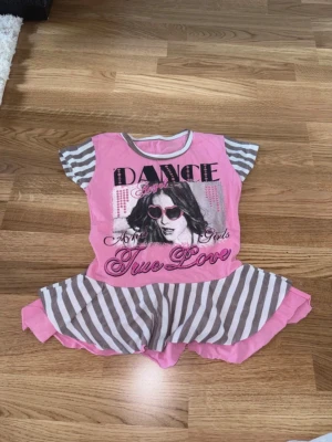 Topp  - Gullig volangtopp från ÖzKa. Står ej storlek men står 9, dvs 9 år.  Finns ett pyttelitet hål från prislappen på baksidan, men den är knappt synlig, se sista bilden.