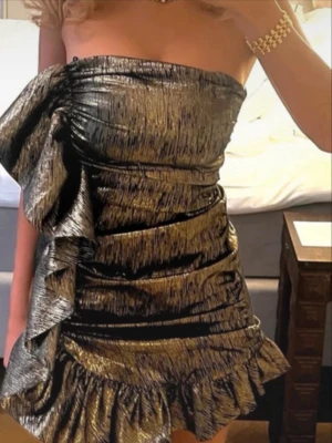 Fest klänning  - Såå snygg fest klänning från Zara!! Har ett litet hål där lappen suttit men går enkelt att sy ihop om man orkar 🤍