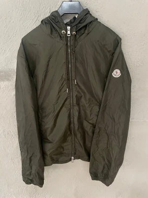Mörkgrön Moncler Grimpeurs - Moncler Grimpeurs i storlek 3 vilket motsvarar M. Jackan har används en del men är fortfarande i bra skick. 