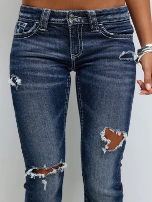 Mörkblå bootcut jeans med slitningar - Snygga mörkblå bootcut jeans med slitna detaljer och hål på låren och knäna. Jeansen har låg midja, fem fickor och kontrastsömmar. Perfekta för en trendig och avslappnad look. Skriv för egna bilder eller om ni har andra frågor!🥰
