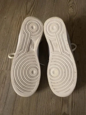 Vita Nike Air Force 1 sneakers - Klassiska helvita Nike Air Force 1 sneakers för en clean och stilren look. 🤍