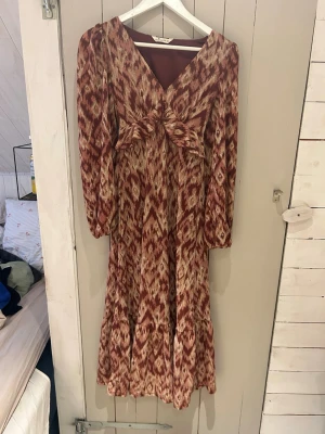 Mönstrad långklänning med volang - Fin mönstrad klänning från Springfield i storlek xs som endast använd en gång ❣️