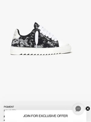 Svarta och vita sneakers från Numeris - Snygga sneakers från Numeris med svart och vit mönstrad ovandel, vita snören och vit sula med sågtandad kant. Skorna har låg profil och textilmaterial som ger en modern och fräsch look.