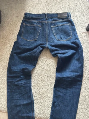J.Lindeberg Jeans - Säljer ett par feta jeans från J.Lindeberg i storlek 31/34, med rak passform och fem fickor. Riktigt bra kvalitet och skick, endast använda en gång. Hör av dig om du har några frågor!✅.  pris inte hugget i sten🪨