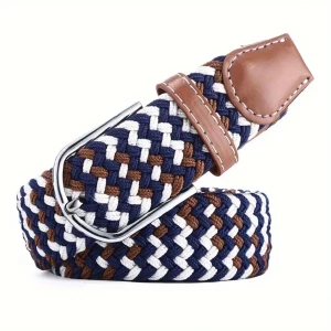 Randigt flätat bälte i blått och brunt - Snyggt flätat bälte med randigt mönster i marinblått, brunt och vitt. Bältet har detaljer i brunt skinn och ett klassiskt metallspänne. Perfekt accessoar för att lyfta din outfit.