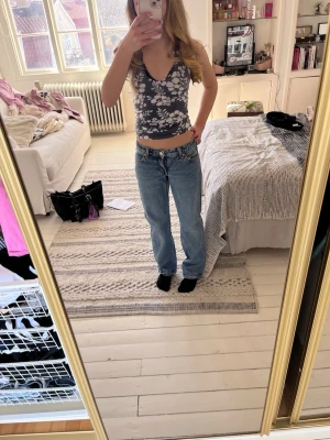 Blå raka jeans från weekday  - Säljer ett par klassiska blå raka jeans från weekday  med normal midja och femficksmodell. Jeansen har en avslappnad passform och är tillverkade i slitstark denim. Perfekta till vardags för en cool och enkel stil. Midejestorleken är 23 och längden 30