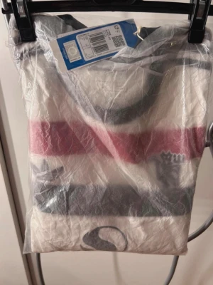 Manchester United tredjeställ 24/25 - Vit Manchester United tredje tröja från säsongen 24/25. Svart krage samt tryckt logga framtill.   Original Adidas tröja.  Aldrig använd då den inte är tagen ur plastförpackningen. Ligger även ute på Vinted.