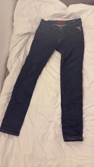 Replay jeans  - Ett par riktigt snygga jeans från Replay i storlek W30 L34 i modellen Anbbas. Jag vill bara bli av med jeansen. Kan sänka priset!