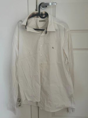 äkta skjorta från Burberry - klassiskt rutigt mönster i krage och ärmslut (på insidan)