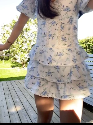 Sommarklänning - Säljer min supersöta populära sommarklänning från Design by Amor💐💕 Endast använd en gång🥰Skriv till mig för fler bilder!!