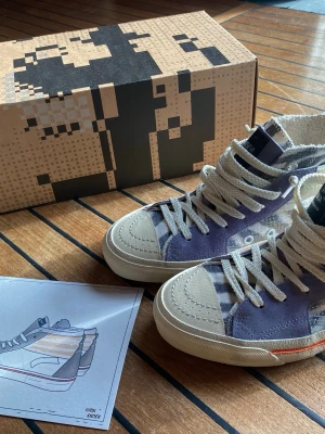 Hidn-Ander Grå och beige high-top sneakers - Hidn-Ander BASKATE sneakers – Made in Italy 🇮🇹  Säljer ett par exklusiva sneakers från Hidn-Ander, modellen BASKATE.Handgjorda i Italien med hög kvalitet och riktigt snygg design.  • Storlek: [fyll i storlek]• Skick: Nästan nya / väldigt fint skick• Originalbox och kort följer med• Nypris ca 5000 kr  Säljes för: 1900 kr (kan diskuteras vid snabb affär)  Perfekta om du vill ha en mer unik sneaker som inte alla har.  Skickas spårbart eller kan mötas upp.Skriv om du har frågor!