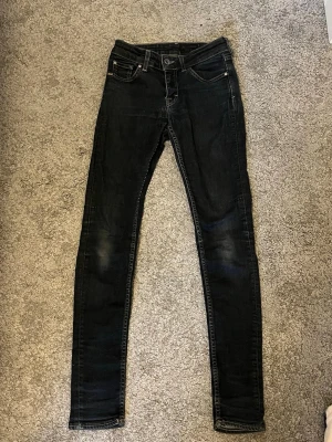 Tiger of Sweden jeans - Säljer ett par Tiger Of Sweden jeans i storlek 26/30 och har passformen slim/skinny fit. Jeansen är mörkblåa. Nypris 1500kr. Skriv vid minsta fundering! Pris kan diskuteras.