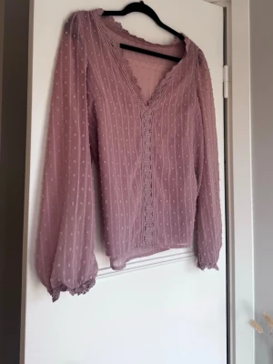 Blus med spetsdetaljer - Skriv om något ska diskuteras 