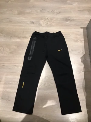 Nocta tech fleece byxa - Säljer en nocta tech fleece byxa för mycket bra pris, varan är oanvänd