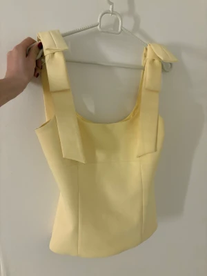 Supersöt Zara topp - Säljer denna gula fina toppen från Zara i mycket fint skick❣️