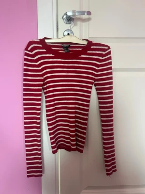 Röd- och vitrandig stickad tröja - Säljer en gullig ribbstickad tröja från Forever 21❤️