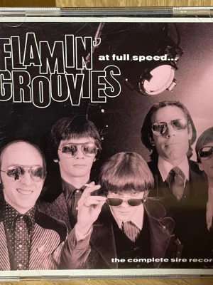 Flamin' Groovies CD - Säljer en CD  med Flamin' Groovies, 'At Full Speed... The Complete Sire Recordings'. Omslaget är svartvitt med bandmedlemmarna och låtlista på baksidan. Perfekt för dig som gillar klassisk rock och samlar på musik från 70-talet.