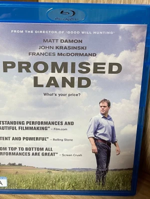 Promised Land Blu-ray - Säljer filmen 'Promised Land' på Blu-ray med Matt Damon, John Krasinski och Frances McDormand i huvudrollerna. Omslaget är blått och fodralet är av plast. Filmen är på engelska och har svensk text. Perfekt för dig som gillar drama och samhällsfrågor.