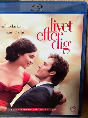 Livet efter dig Blu-ray - Blu-ray-utgåva av filmen 'Livet efter dig', baserad på Jojo Moyes bästsäljande roman. Omslaget har romantiskt motiv med två personer i elegant klädsel. Text på svenska och engelska, och fodralet är blått i plast. Perfekt för dig som gillar romantiska filmer och bokadaptioner.