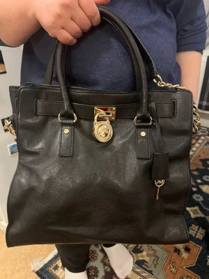 Svart handväska från Michael Kors - Säljer min Michael Kors handväska i äkta läder. Väskan är endast använd två gånger och är i mycket fint skick, som ny.  Köpt på NK i Göteborg Inga skador, fläckar eller slitage