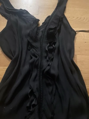 svart volangblus från hm  - så snygg blus,passar jätte bra till sommaren,ganska tunn men inte så genomskinlig,ganska urringad och stor i storleken💕💕