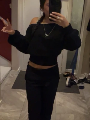 Svart tröja från Gina Tricot - En svart tröja från Gina Tricot i storlek S. Klassisk modell med långa ärmar och bred mudd vid midjan. Hoodien har en enkel och stilren look utan tryck eller detaljer, perfekt till jeans eller mjukisbyxor.