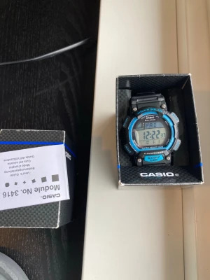Casio Tough Solar 45mm Herrklocka - Säljer en tuff klassisk sportklocka för herr från japanska Casio i nära nyskick. Inga repor, enstaka tecken på användning som inte stör. Började leva efter några minuter i solen. Har originalarmband i slittåligt resin, stöttålig, datumvisare, digitalklocka, tidtagare, alarm, vattentät osv. Fås i originalförpackning med manual och garanti.  Nypris: < 1000 SEK Mitt pris: 489 SEK  Skickas alltid snabbt och spårbart. Skriv vid frågor och se gärna mina andra annonser!   EXTRA: För betalande kunder er