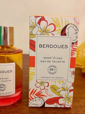 Berdoues Monoi & Coco Eau de Toilette - Hej! Jag har testat en spray men doften var inte rätt för mig, men vet att många uppskattar den. Fräsch Eau de Toilette från Berdoues med doft av monoi och kokos. Flaskan är cylinderformad i glas med en silverfärgad kork och innehållet har en varm orange ton. Förpackningen har tropiskt blommigt mönster i gult, rött och vitt. Volym: 100 ml.
