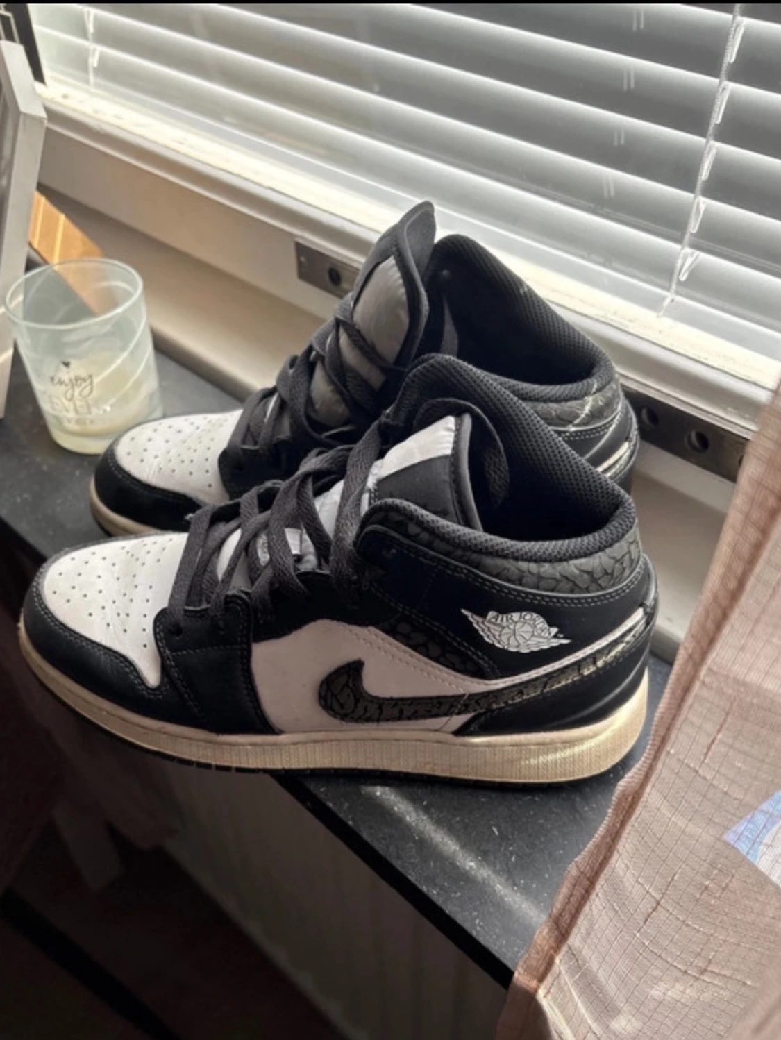 Svarta och vita Air Jordan 1 Mid - 1