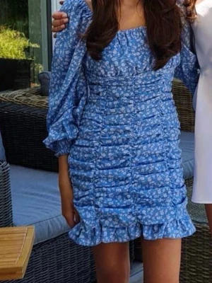 Blå blommig klänning - Använd vid fåtal tillfällen. Pris går att diskutera 