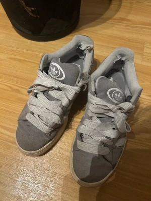 Gråa adidas campus - Som man kan se är den slitna, men när man väl ha på sig dem är de bekväma och syns inte mycket på utsidan. Därför säljs för billigt.