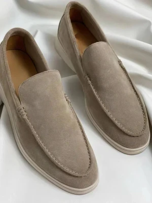 Beige mocka loafers - Snygga loafers i beige mocka med klassisk design och rundad tå. Skorna har diskreta sömmar längs kanterna och en låg sula i matchande färg. Perfekta för dig som gillar stilrena och tidlösa skor. Hjälper min bror att sälja dessa, helt oanvända och nya!