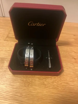 Love bracelet  - Tjena säljer detta helt oanvända Love armband i silverfärgat metallmaterial. Armbandet har den klassiska skruvdesignen och kommer i original röd ask med tillhörande skruvmejsel. Perfekt för dig som gillar exklusiva och tidlösa smycken. Storlek 19cm passar alla