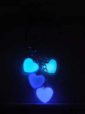 Nyckelring med hjärtan & fjäril – LYSER I MÖRKER! - Säljer en unik, handgjord nyckelring med en charmig och personlig touch. Den består av en glittrig blå fjäril och fyra hjärtformade hängen i matchande färger. ​Det bästa: Hjärtana är självlysande och glöder vackert i mörkret efter att ha fått lite vanligt dagsljus på sig. (se bilderna för den häftiga effekten!). Hängena tål vatten och har lång livslängd.