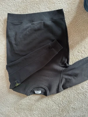  Stone Island Tröja  -  Storlek s Säljaren för att den inte passar mig längre. Den har däremot ett litet hål vid bröstet som man knappt ser alls.