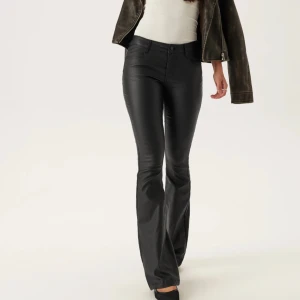 Skinnbyxor - Snygga svarta bootcut skinnbyxor med låg midja. De är från bubbleroom, slutsålda.