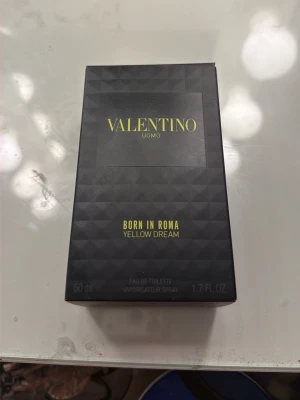 Valentino Uomo Born In Roma Yellow Dream - Valentino Uomo Born In Roma Yellow Dream är en exklusiv herrparfym i en elegant, genomskinlig glasflaska med nitar och svart lock. Förpackningen är svart med gul text och rymmer 50 ml Eau de Toilette. Doften har en modern och lyxig känsla. Säljer pga fick fel sort i födelsedagspresent❣️❣️