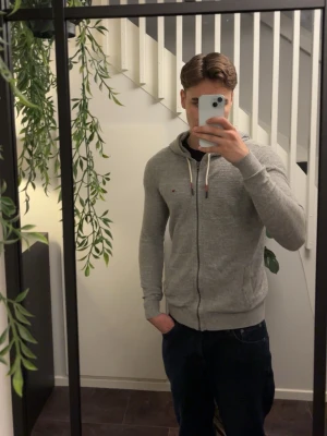 Tommy Hilfiger hoodie - Snygg hoodie i stretchigt material. Hör av er vid frågor / intresse