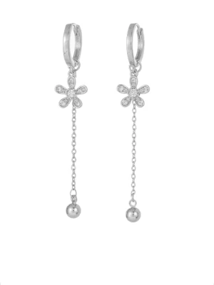 Silverörhängen med blomma och kedja - Snygga örhängen i silver med blommor dekorerade med små gnistrande stenar. Örhängena har en tunn kedja som avslutas med en liten kula, vilket ger en trendig och elegant look. Perfekta för dig som gillar detaljer och vill sticka ut.