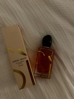Armani Sí intense 100ml - Säljer en helt ny oanvänd Armani sí intense i 100ml då jag tyvärr köpte fel doft.