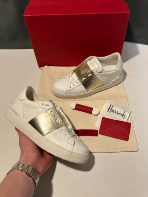 Valentino Opens  - Superfina och trendiga skor från Valentino. Nyskick! Få tecken tecken på användning. Dessa är i storlek 36. Nypris på dessa ligger runt 6500kr. Säljs för 2900kr! Vid köp ingår box, skopåse, extra snören samt kvitto (Äkta vara).