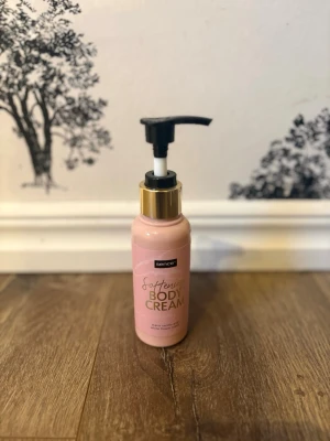 Sence Soften Body Cream pumpflaska - Sence Soften Body Cream i en rosa plastflaska med pump och gulddetalj. Krämen är framtagen för att återfukta huden och har en smidig pumpfunktion som gör den enkel att använda. Perfekt för dig som vill ha mjuk och len hud.