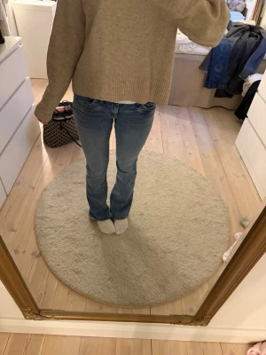 Ljusblå raka jeans - Säljer mina jeans från Gina Young som jag aldrig använt! Är i storleken 164 men passar mig som jag 34-36
