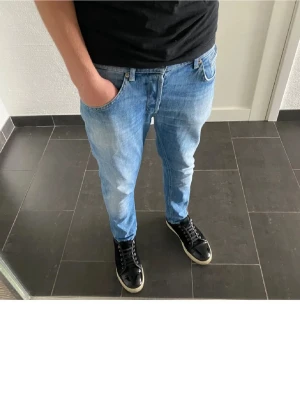 Dondup George jeans - Dondup George Jeans! Trendigaste jeansen på marknaden med perfekt passform. Midjemått ca 43 cm och ytterbenslängd ca 93 cm. Skick = 9,5/10 Nypris = 4000 kr 💸 Säljs för = 599 kr. Modellen är 183cm 68kg