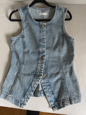 Jeans topp - Super snygg jeans topp som är för liten, använd ett fåtal gånger. 