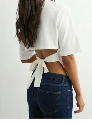 nelly open back tee - säljer denna as snygg tröjan från nelly då den inte kommer till användning! i storlek S