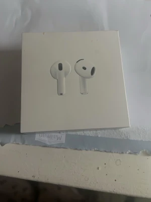 Apple AirPods trådlösa hörlurar - Säljer ett par vita Apple AirPods i originalförpackning. Snygg och stilren design med slimmad form och trådlös funktion. Helt nya endast testade nypris 1579kr