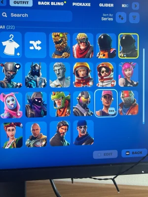 Fortnite konto - Hej!👋 jag säljer mit gamla fortnite konto som jag vill bli av med vet inte riktigt värdet.Kontot har battelpass nu och 1400v-bucks 